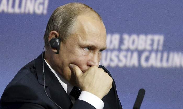 Putin-escucha-reuters.jpg