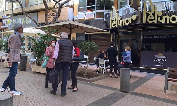 Varias personas en una calle peatonal