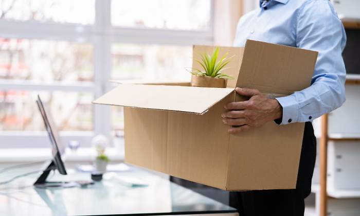 trabajador-caja-grande-despido-dreamstime.jpg