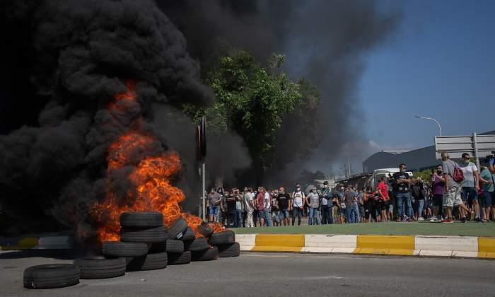 quema-neumaticos-protestas-nissan-zona-franca-europa-press.jpg