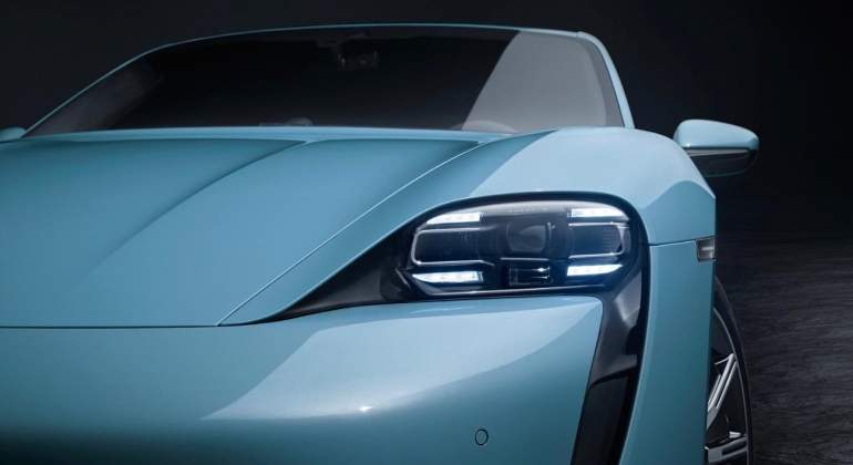 Detalle del frontal del Porsche Taycan 4S.