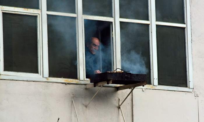 barbacoa-ventana-casa-dreamstime.jpg