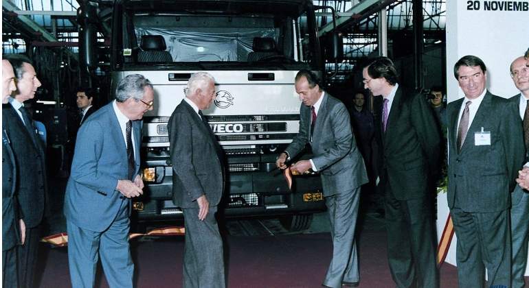 El rey Juan Carlos visita la fábrica de Pegados en Madrid en los años noventa.