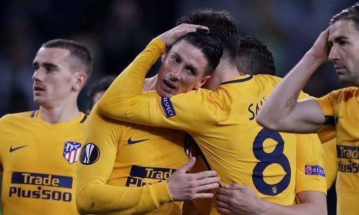 saul-torres-abrazo-sporting-reuters.jpg