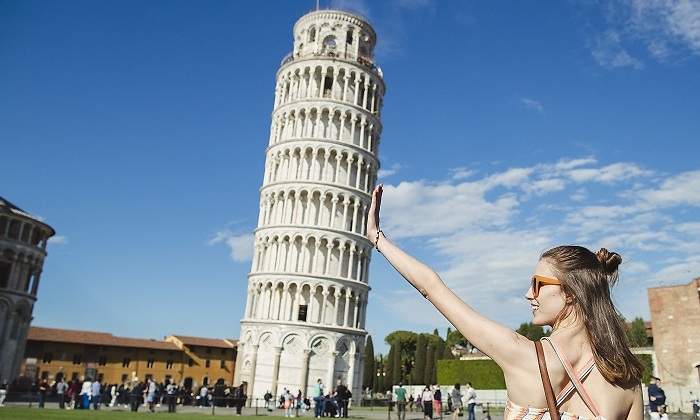 Una-chica-cerca-de-la-Torre-de-Pisa-iStock.jpg