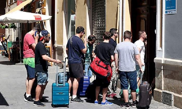 Turistas-en-un-edificio-de-aartamento-turistico.jpg