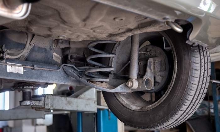 amortiguador-coche-taller-istock.jpg