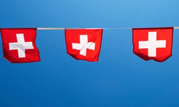 banderas-suiza-cuelgan.jpg