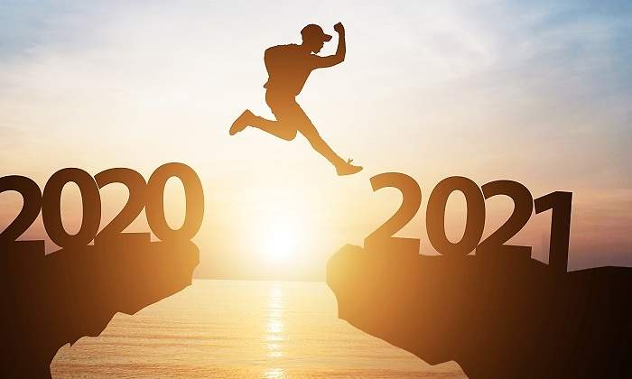 Una-persona-saltando-del-2020-al-2021-iStock.jpg
