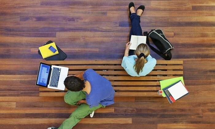 universitarios-sentados-en-el-suelo-de-una-biblioteca.jpg