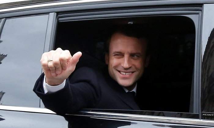 francia-macron-coche-sonrie.jpg