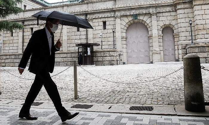 hombre-mascarilla-paraguas-banco-de-japon-tokio-reuters-770x420.jpg