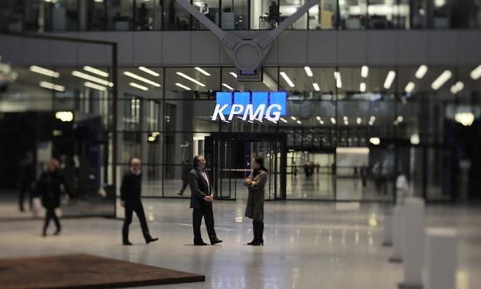 KPMG-edificio-personas-dreamstime.jpg