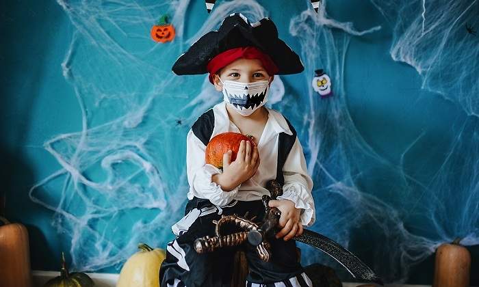 Un-nino-disfrazado-para-Halloween-con-mascarilla-iStock.jpg