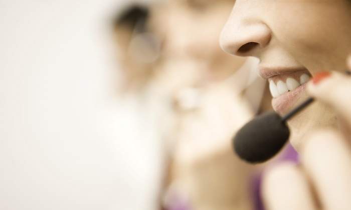 Una-mujer-con-unos-auriculares-con-microfono-iStock.jpg