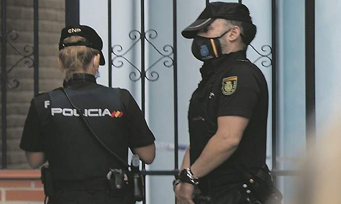 770-x-420-Pareja-de-policias-de-servicio-EP.jpg