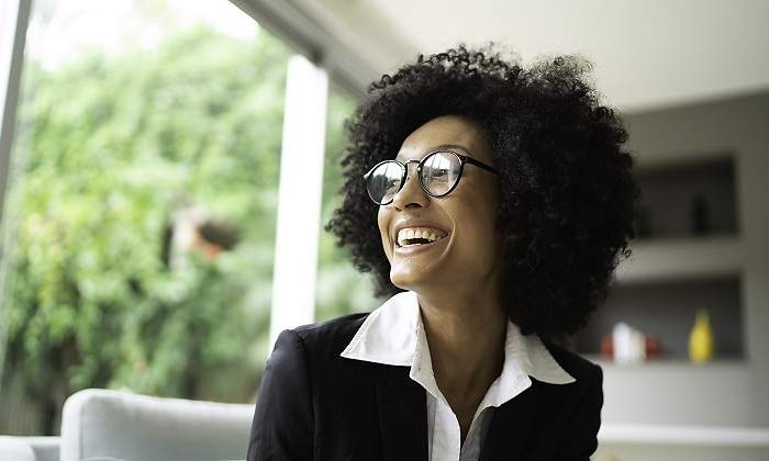 Una-mujer-con-el-pelo-rizo-sonriendo-iStock.jpg