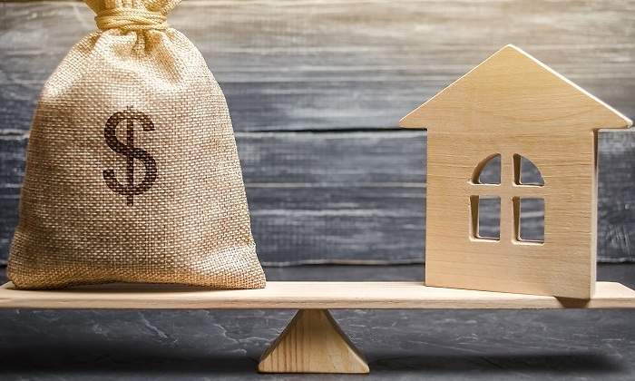 balanza-dinero-casa-herencia-dreamstime.jpg
