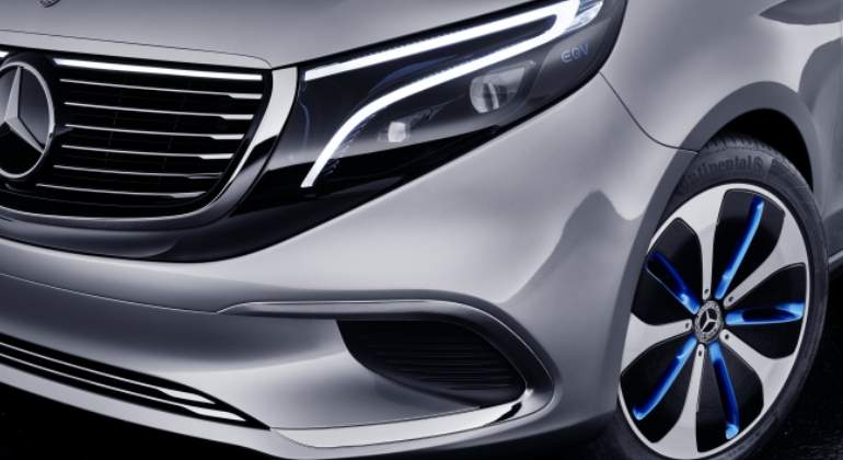 Detalle del frontal del futuro monovolumen eléctrico de Mercedes.