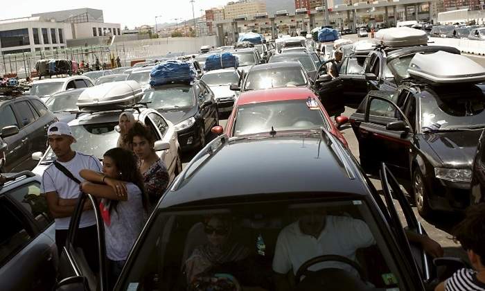 770-x-420-Colas-de-espera-para-acceder-a-un-ferry-Reuters.jpg