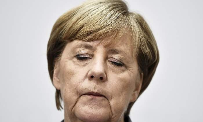 merkel-ojos-cerrados-25septiembre-efe.jpg