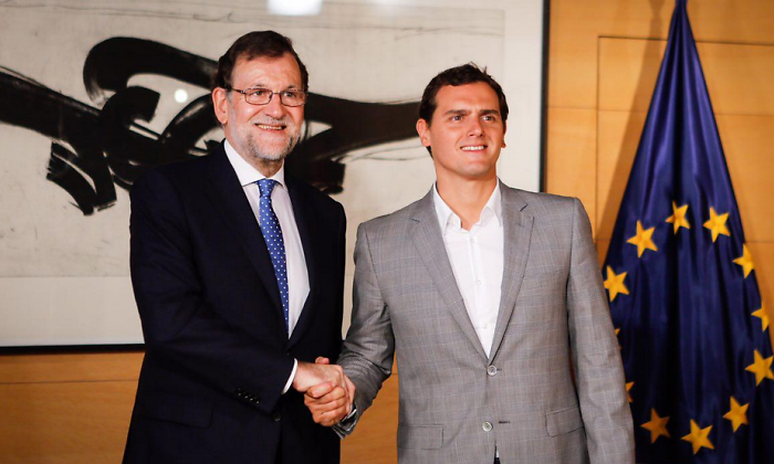 rajoy-rivera-saludomano-26J.png