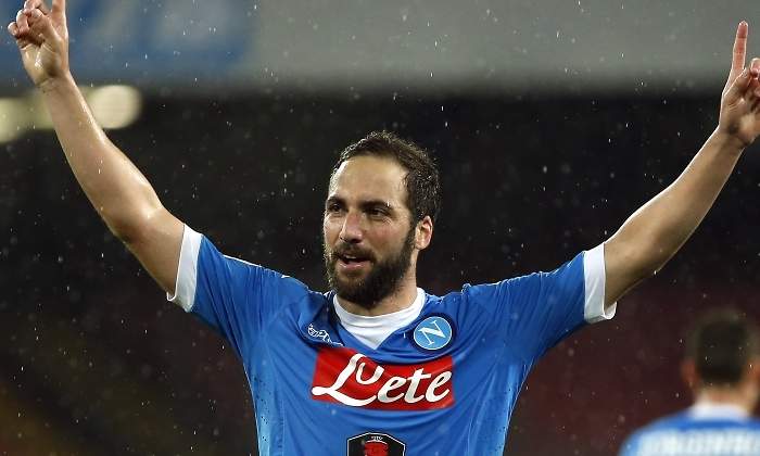 higuain-napoles-reuters.jpg