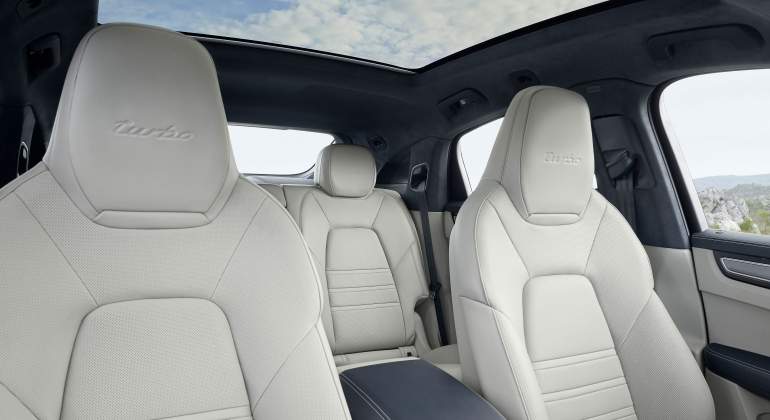 Interior del Porsche Cayenne en la carrocería coupe.
