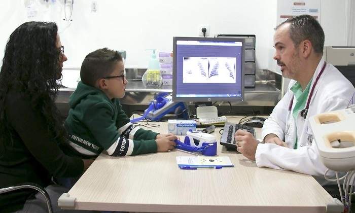 Doctor-paciente-y-familiar-2_Curso-comunicacion-pediatria.jpg