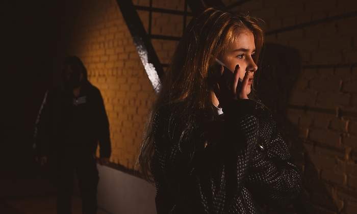 acoso-mujer-adolescente-movil-dreams.jpg