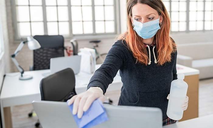 Mujer-limpiando-una-pantalla-iStock.jpg