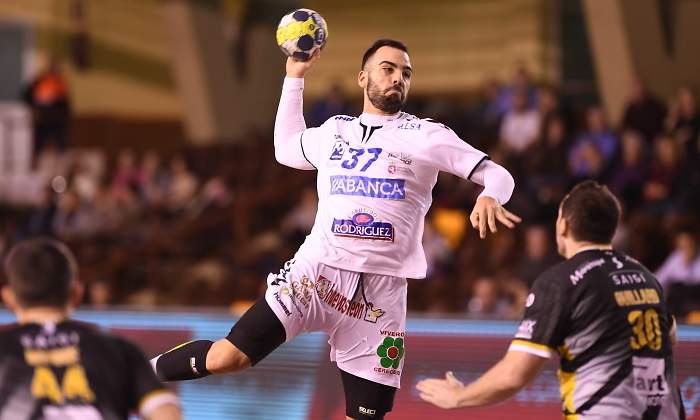 Un jugador del Abanca Ademar Len de Balonmano durante un partido