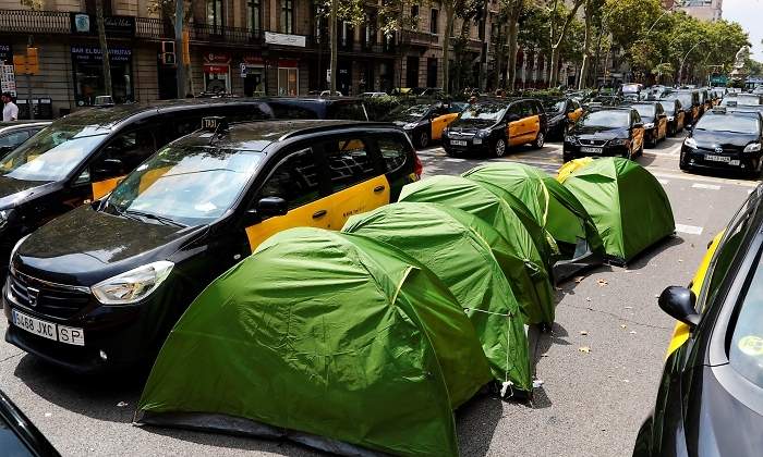 Fomento abre la puerta a sacar de las ciudades 7.100 coches de Uber y Cabify