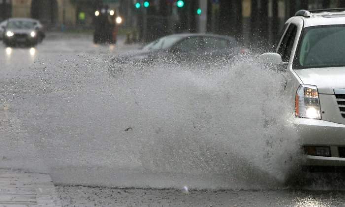 lluvia-charco-coche-salou-efe.jpg