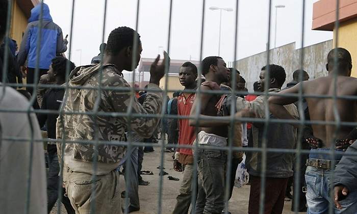 Extranjeros-tras-saltar-la-valla-de-Melilla-EFE.jpg