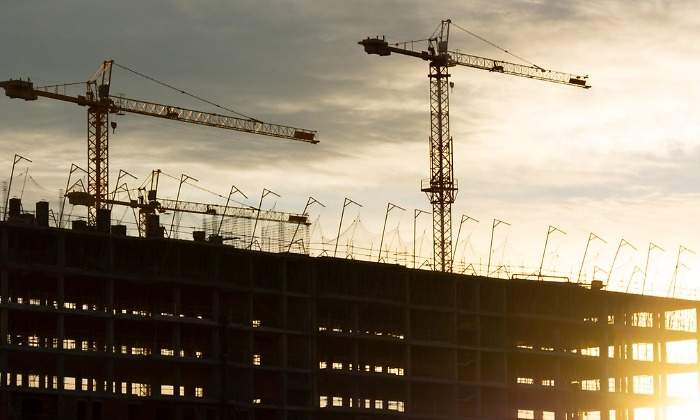 construccion-gruas-atardecer-istock.jpg