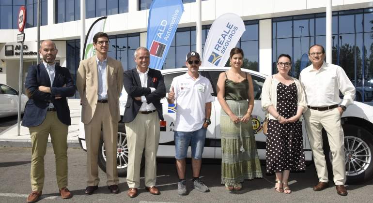 Los patrocinadores posan junto con Zanolety y el coche.