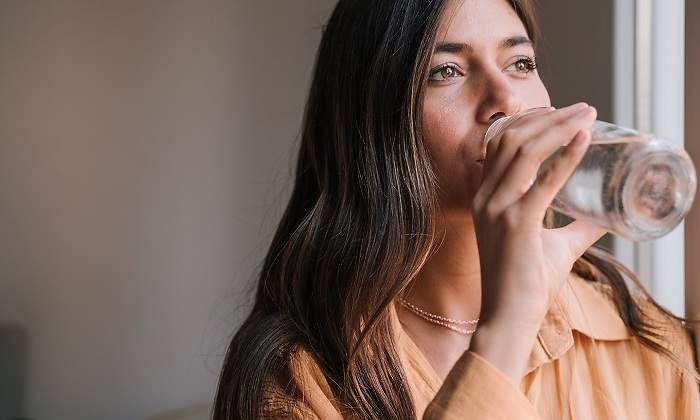 Un-mujer-joven-bebiendo-agua-iStock.jpg