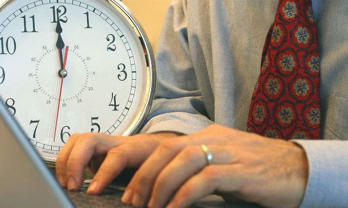 reloj-hombre-trabaja-registro-horario-istock.jpg