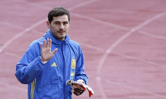 Casillas-saludo-2016-entreno-espana.jpg
