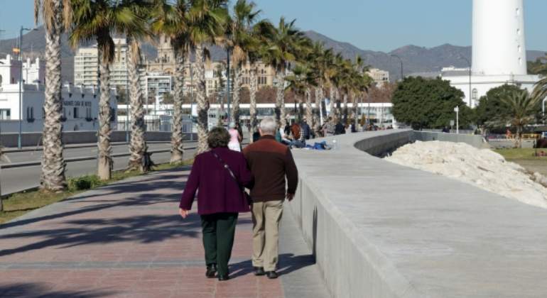 Mayores paseando por Málaga.