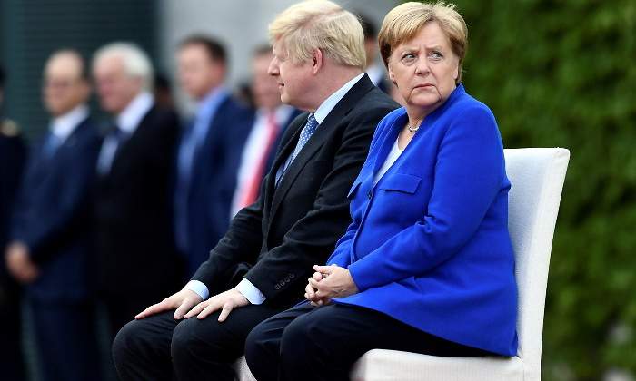 reino-unido-alemania-boris-johnson-angela-merkel-preocupada-sentados-agosto2019-reuters-770x420.jpg