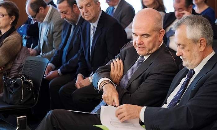 chaves-grinan-banquillo-ere-efe.jpg