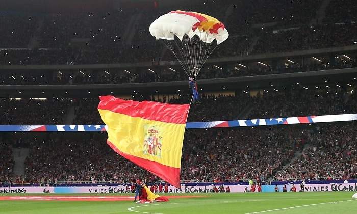 Bandera-espana-metropolitano-paracaidista-inauguracion-2017-Reuters.jpg