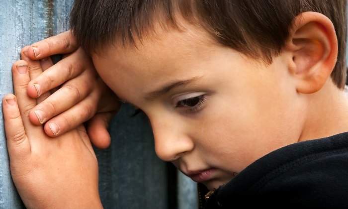 nino-triste-cerca-dreamstime.jpg