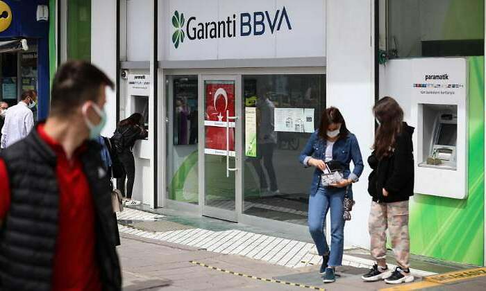 bbva-garanti-turquia-sucursal-ankara-personas-mascarillas-junio2021-getty-770x420.jpg