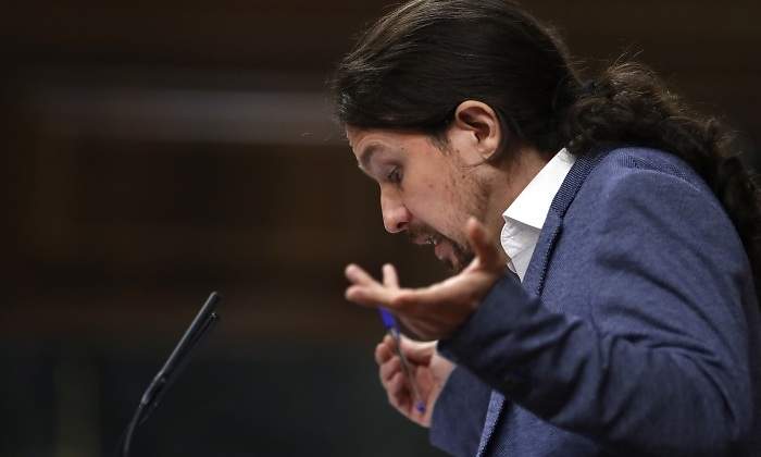 pablo-iglesias-mocion-rajoy-mano-efe.jpg