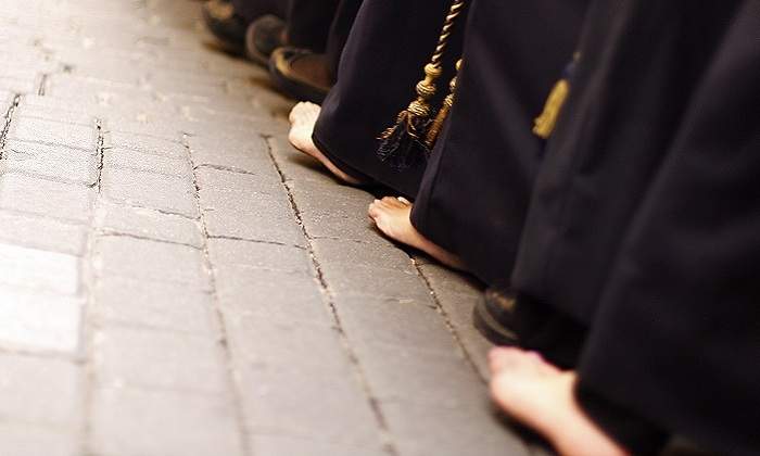 770-x-420-Cofrades-en-procesion-de-Semana-Santa-Istock.jpg