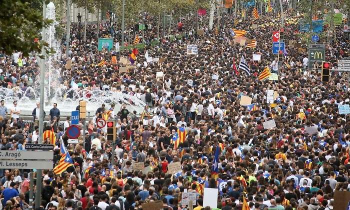 catalunia-manifestantes-fuente.jpg