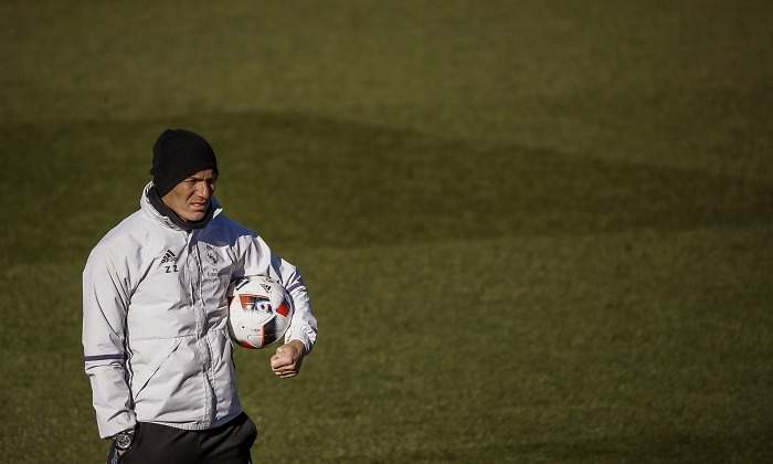 Zidane-balon-entreno-2017-efe.jpg
